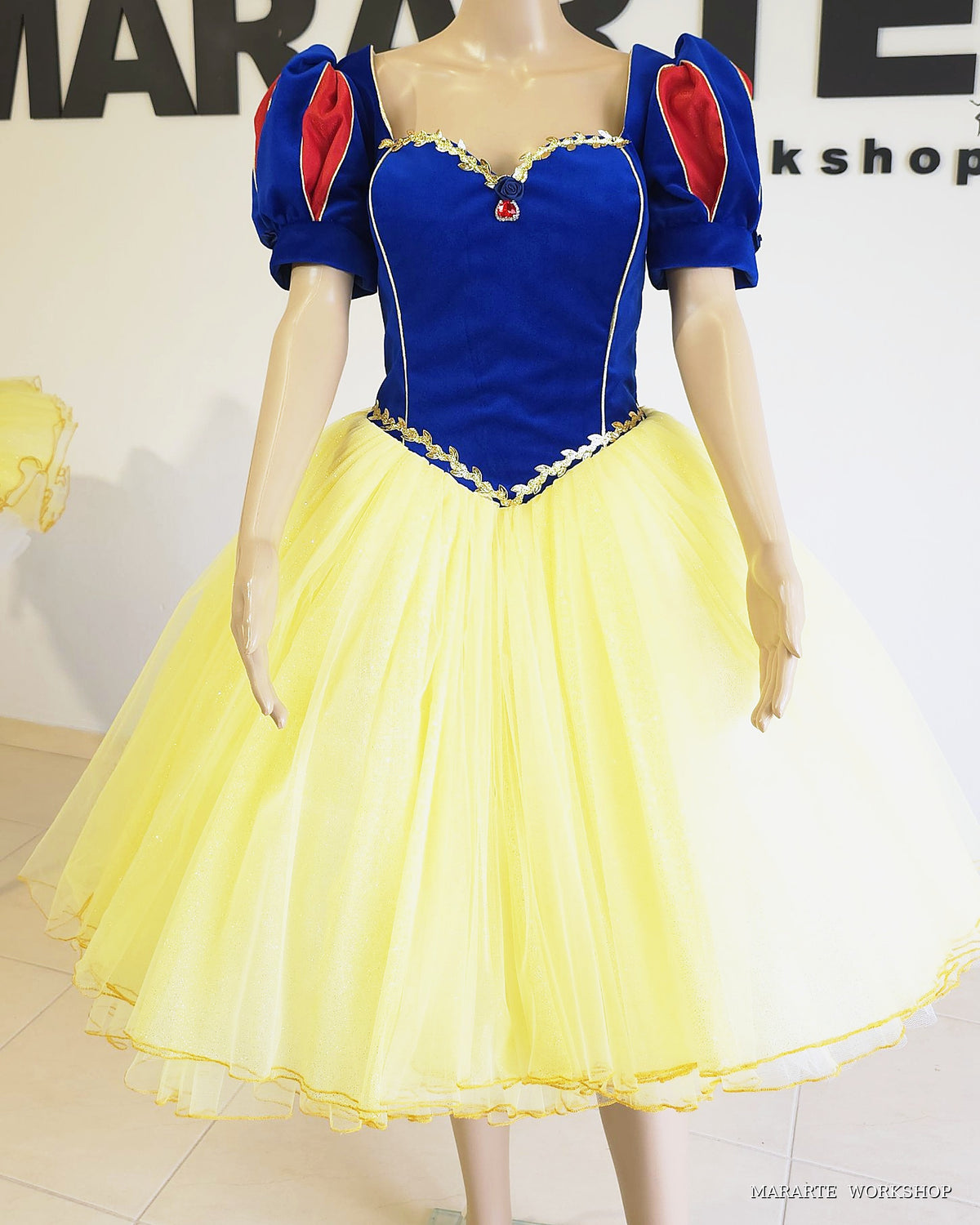 Snow White inspired princess dress for women, front view: royal blue velvet sweetheart bodice, puff sleeves with red inserts and midi yellow glitter tulle skirt - Mararte Workshop