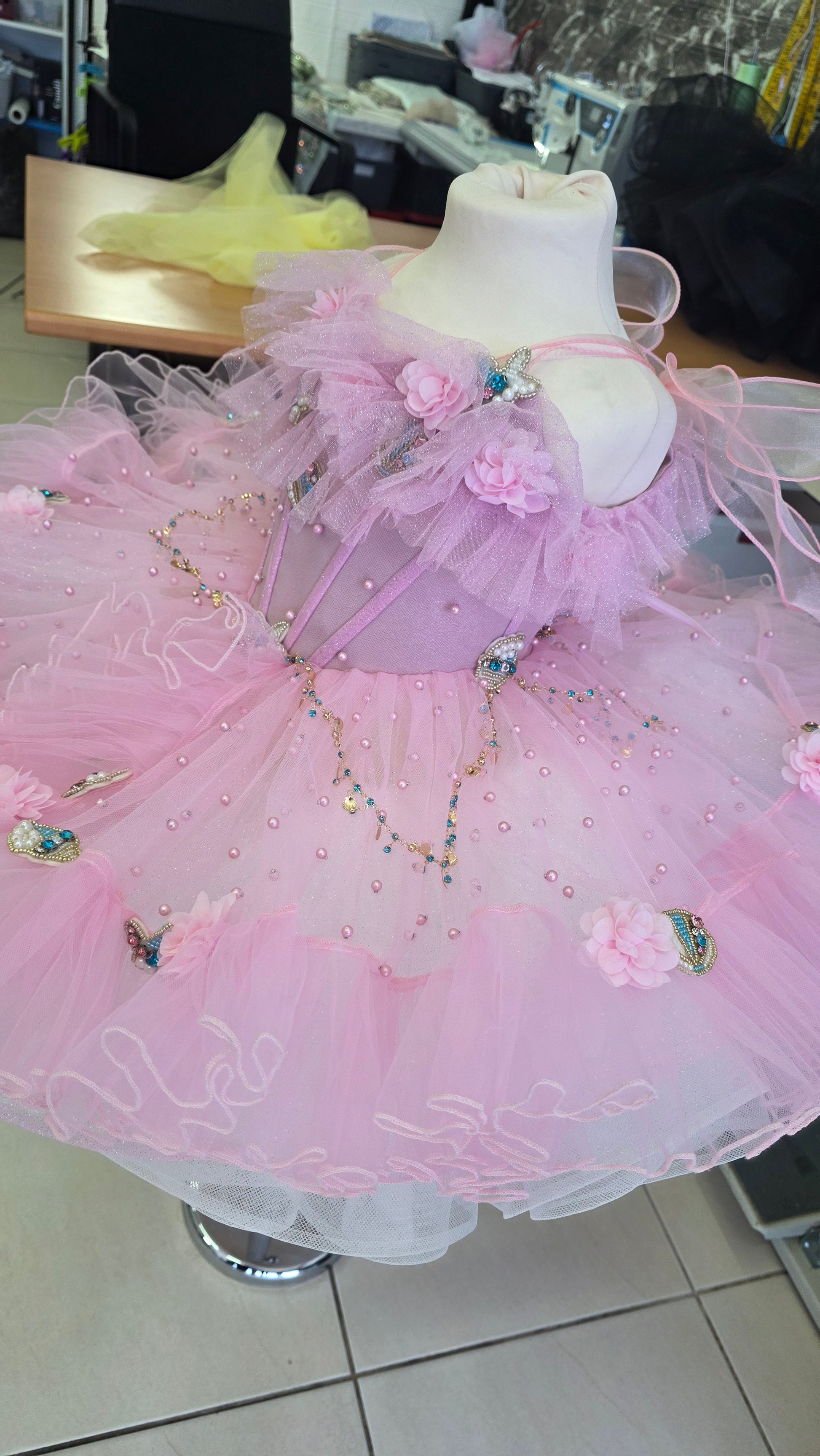 Pink tulle dress on a manequenne 
